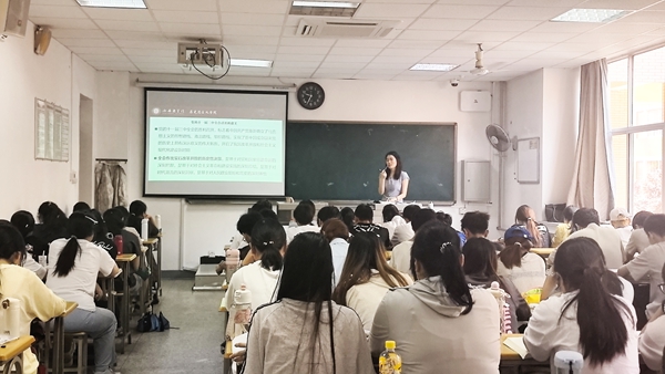 学史铸魂守初心 深耕课堂促育人——苏兴利深入全科卓越2564班听课